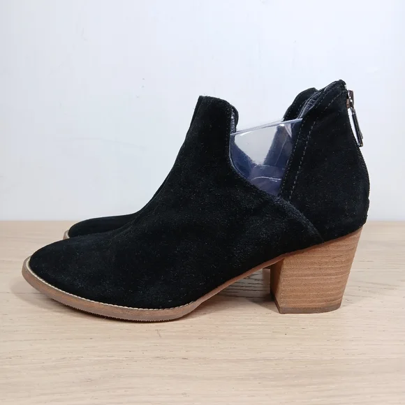 Blondo Black Leather Waterproof Back Zip Cutout Block Heel Ankle Booties 1644 - Picture 1 of 12